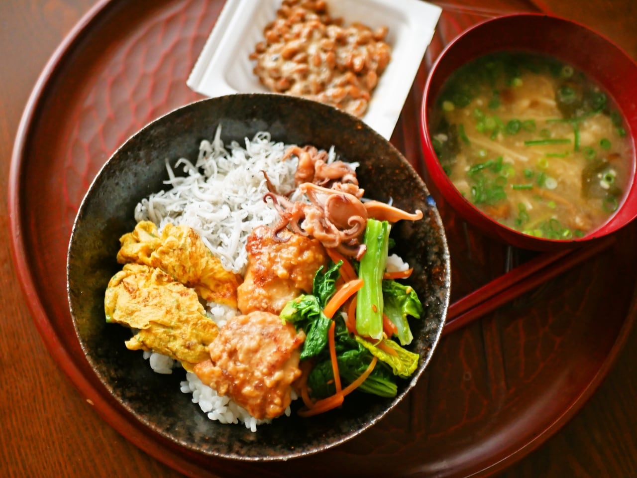 ある日の金曜ワンプレート。鶏のみそ焼き、玉子焼きの切れはし、ほうれん草とにんじんのナムル、いかげその煮たの、しらすをのっけたごはん。