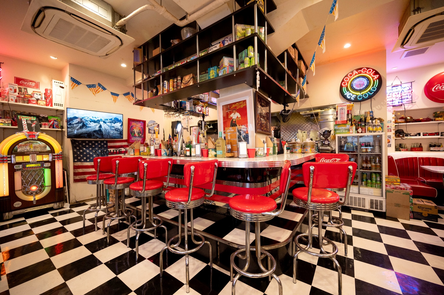 アメリカ一周経験ありの店主が作る横浜「PENNY'S DINER」の極上バーガー! レトロキュートな50年代のアメリカ気分が味わえる名店を訪問 ...