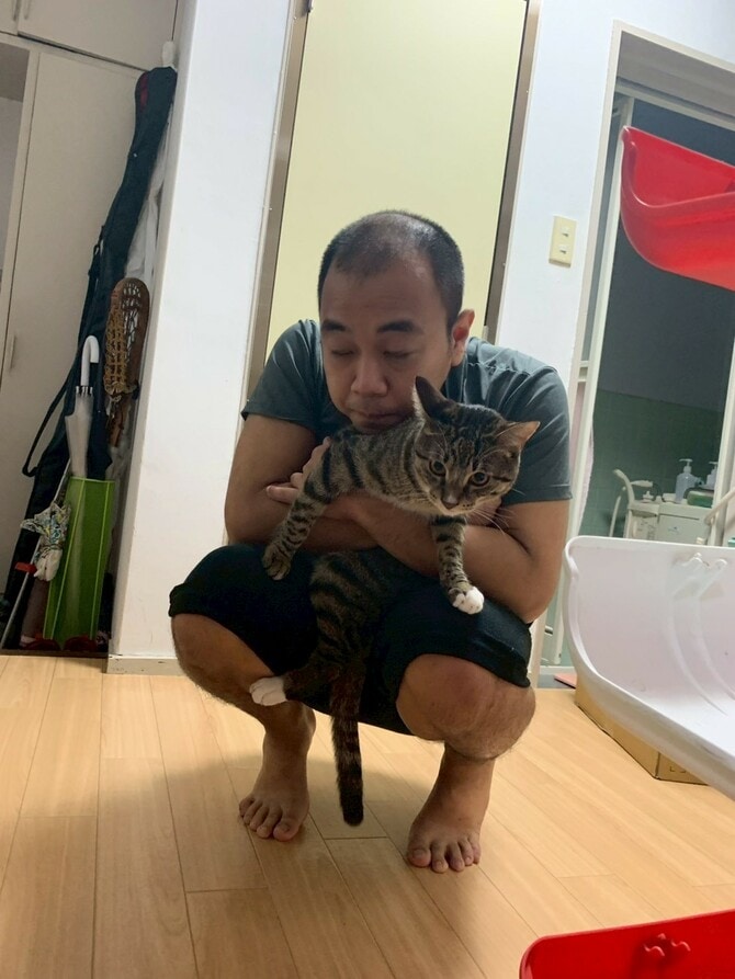 ごま吉に癒やされる高野さん。