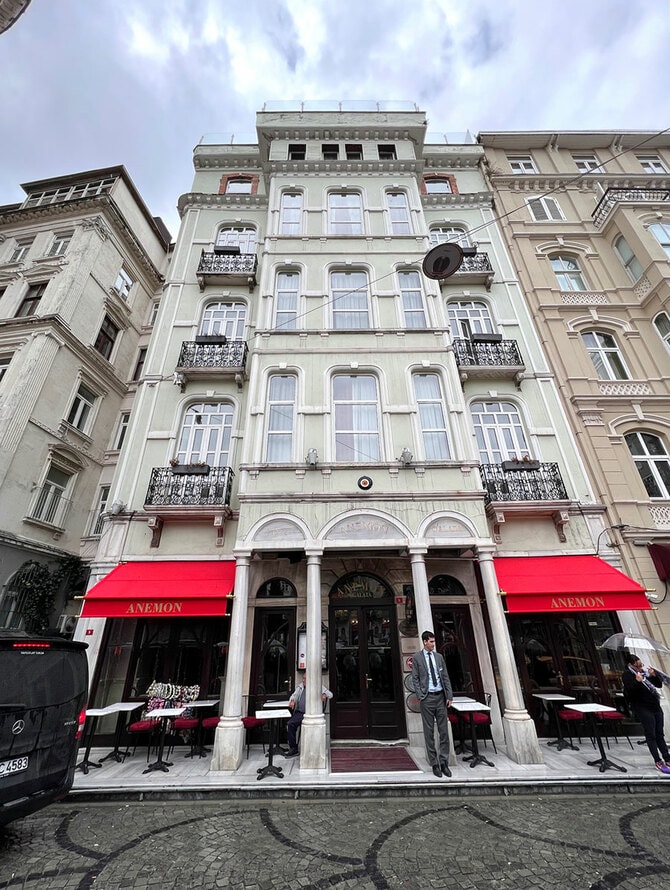 「アネモン・ガラタ・ホテル」。左上の隅に写り込んでいるのが「ガラタ塔」の一部だ。