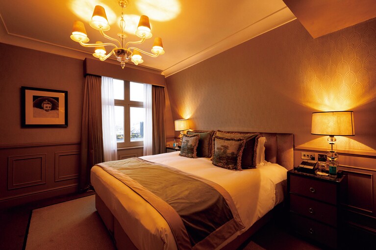 エレガントな家具が印象的なスイートルーム。