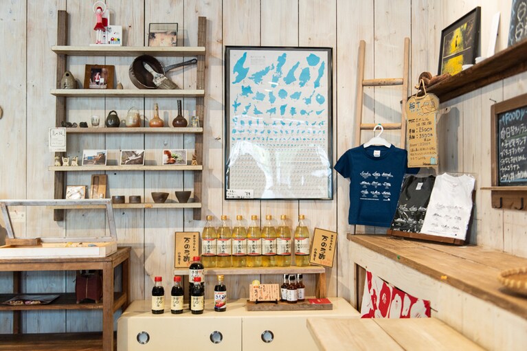 選りすぐりの調味料やハイセンスのオリジナルアイテムが並ぶ。