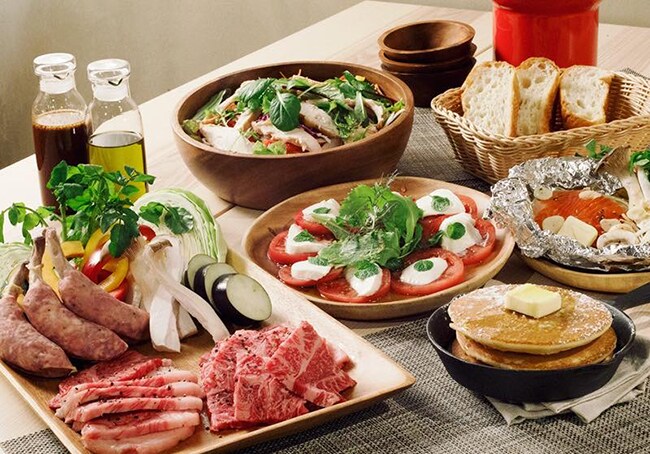 夕食はバーベキュー。前菜、サラダ、和牛やソーセージなど、ボリュームたっぷり＆美味しい。