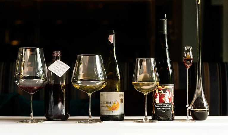 ワインやリキュールとのペアリングが楽しい。ジュースやコンブチャなど、ノンアルコールドリンクも充実。