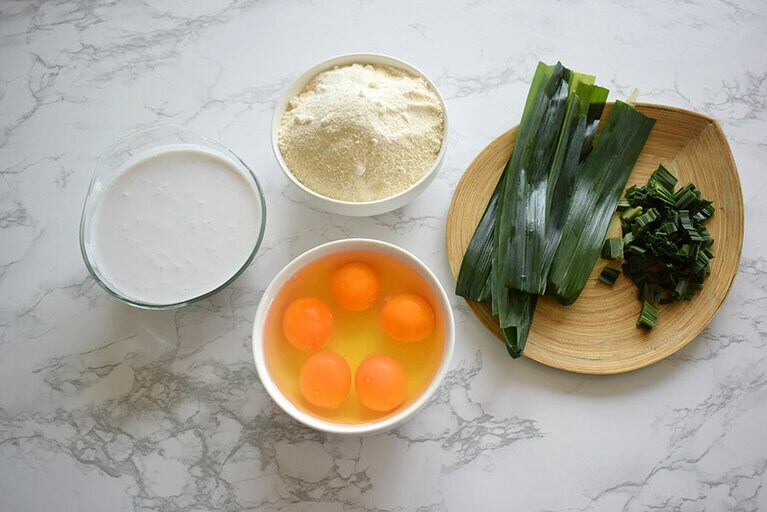 パンダンリーフ(右)はタコノキ科の植物で、長細い笹の葉のような形状。火を加えると、ゆでたての枝豆のようなほっこりした甘い香りがする。