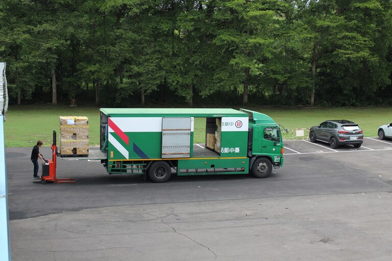 政府の管理販売用マスクの集荷、薬局へのデリバリーは郵便局が担っている。取材に訪れた日も徴収分のマスクが積み込まれていた。