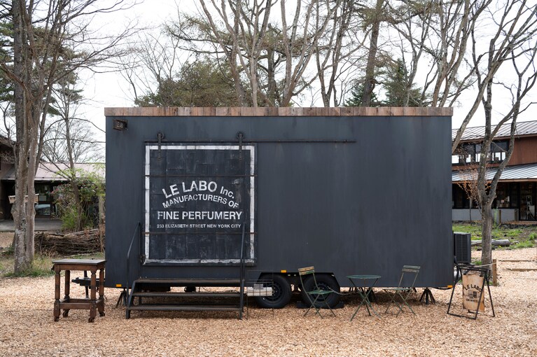 新緑に包まれながら香りと向き合う。移動する店舗ならではの「ル ラボ オン ウィールズ」を軽井沢で体験