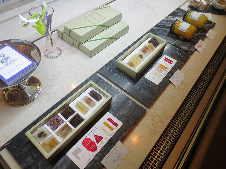 店内のショウケース。「パート・ド・クルスティヤン」とマーマレードなどを販売。