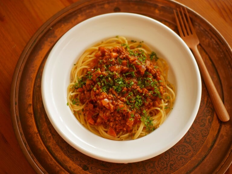ミートソースにごぼうを加えるとぐっと秋っぽい味に。