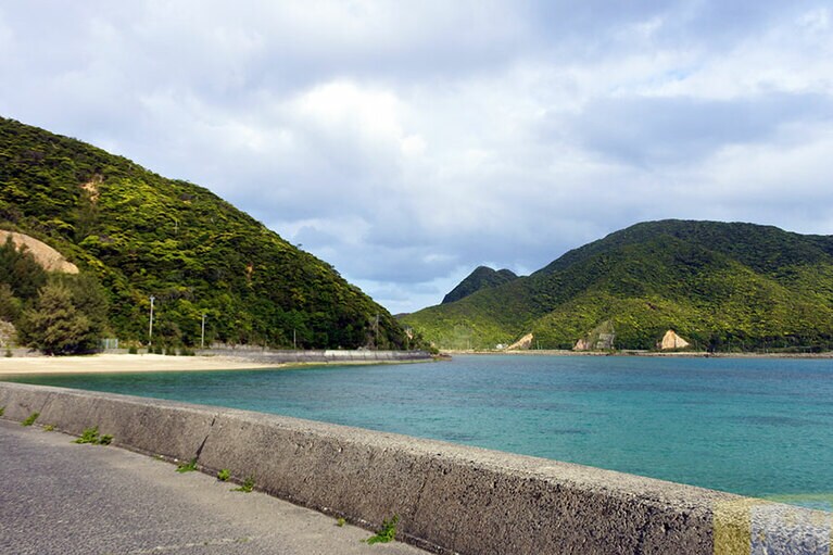 空港から約２時間のドライブ。島の約85％が山岳地で、南部に行くにつれ、山がちに。