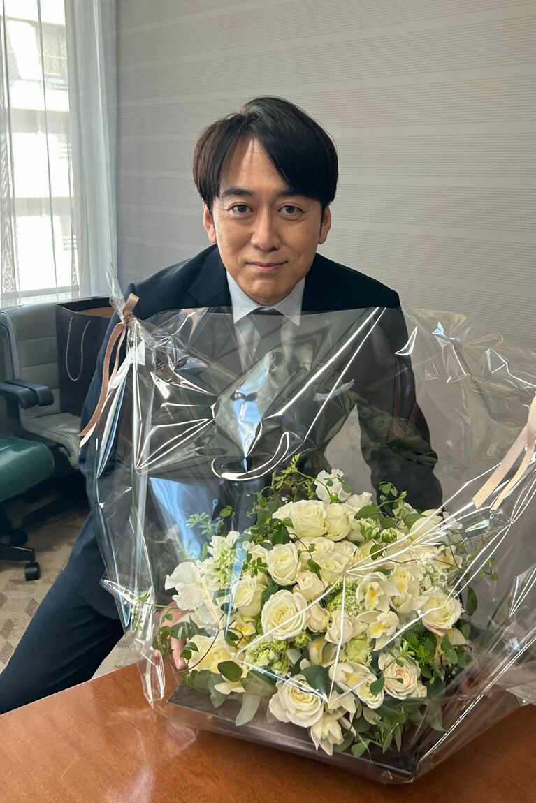 対談がおこなわれた1月15日は、故・樹木希林さんの誕生日。安住さんは大きな花束を手に現れた。（撮影：内田也哉子）