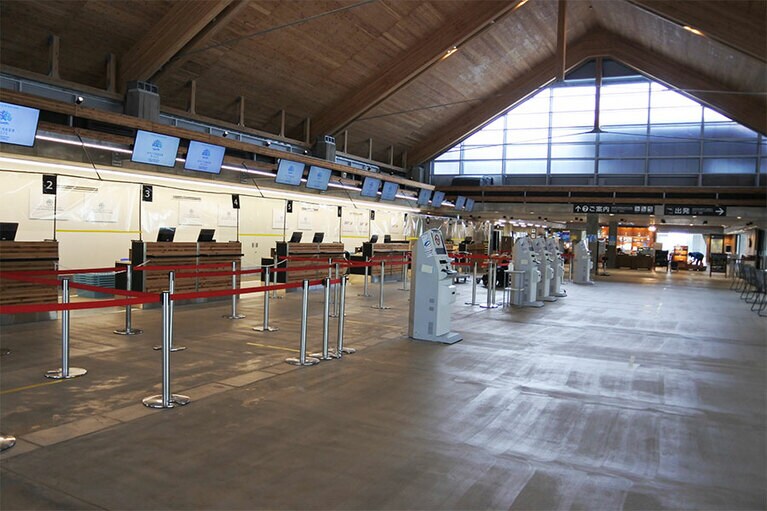 風が通り抜ける、開放的な造りの「みやこ下地島空港ターミナル」。