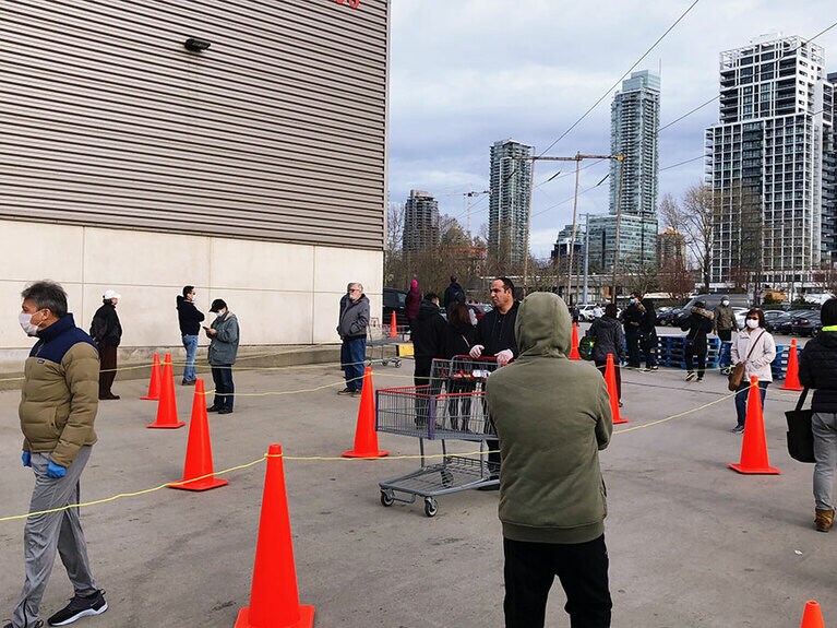 4月5日(日)の大型スーパーへの入店待ち。並ぶ列もソーシャルディスタンシング。