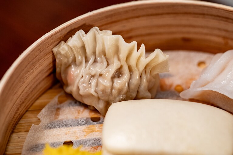 皮のひだも美しいフカヒレ餃子。