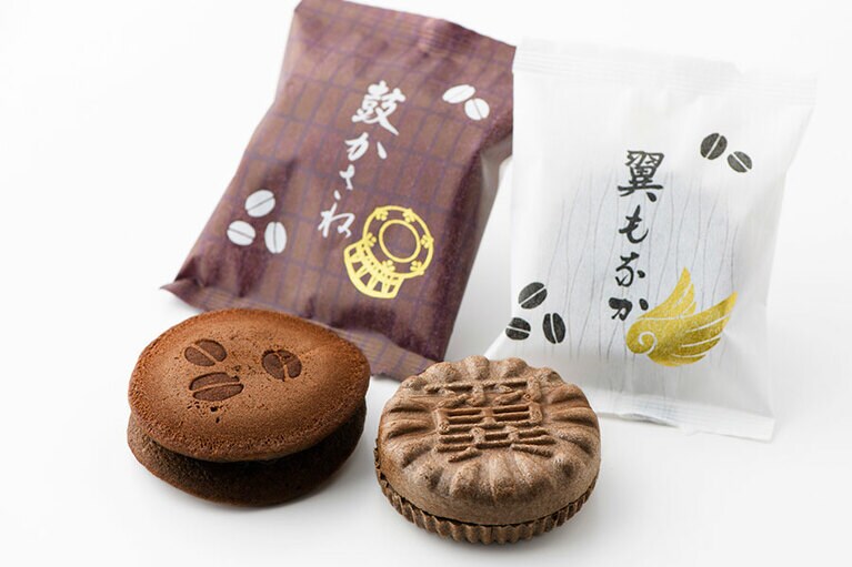 左から：鼓かさね、翼もなか。／三本コーヒー×羽田空港