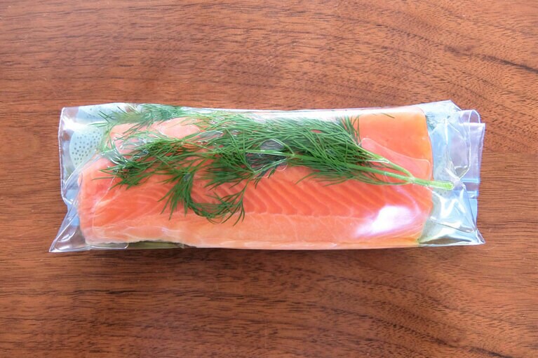 低温調理を行う際、衛生面などを考慮し手袋を着用するのが大事です。