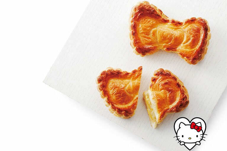 コペのふわふわパン「ハローキティの大好きなアップルパイ」1個540円。