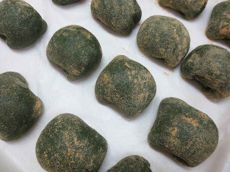 できたてのよもぎ餅(餡入り)。きな粉を餅取り粉として使っています。