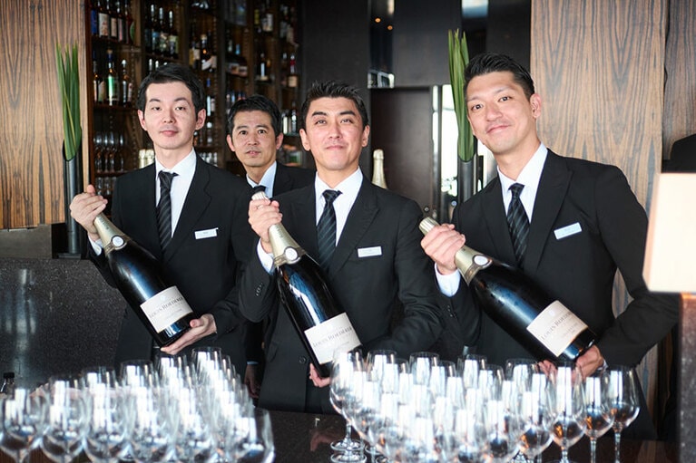 フレデリック ハーフォース総支配人のスピーチと同時に振舞われるシャンパーニュのマグナムボトルを準備するクールなスタッフ。ボトルの重さを微塵も感じさせない！