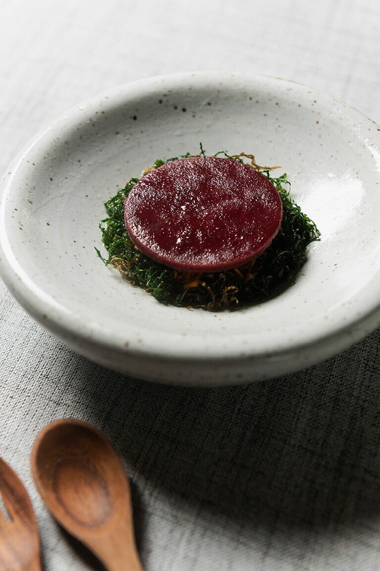 コースの最初に登場するのは、ザクロ、イチゴ、ヨーグルト、レモンなどをペーストにして固めた“チャート”。甘み、酸味、辛み、旨みなど、様々な味覚が一つに融合している。