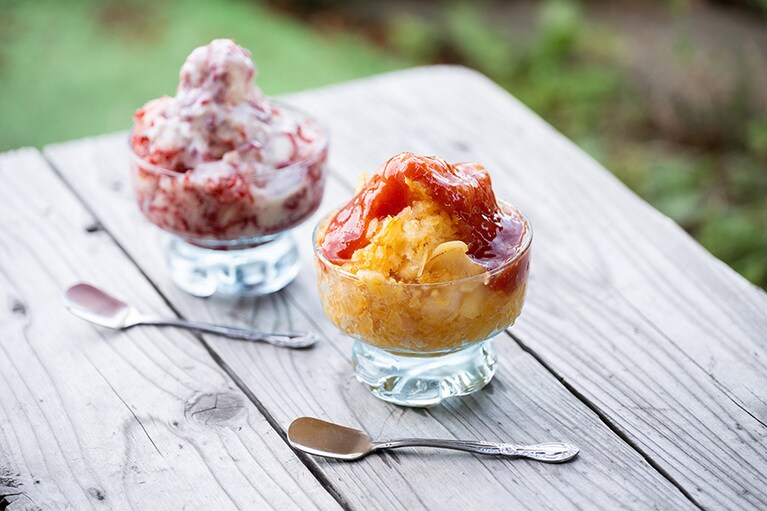 真夏には、ほどよい酸味がクセになる果実ネクタリンが登場。イチゴなどのフルーツを凍らせて削った「フルーツけずり」各550円。