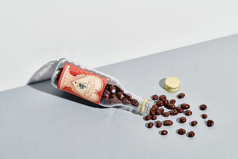 貴腐ワインに漬けたレーズンチョコ！ ショコラ・ド・ソーテルヌ 2,138円。