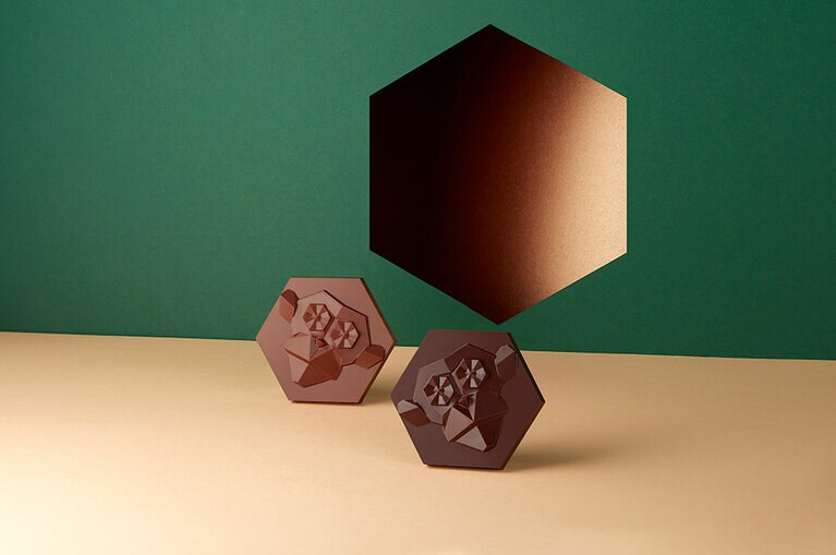 「エグザ・サンジュ」もノワールとオ・レの2種類。55g 2,916円。11月18日(金)～12月25日(日)限定販売。©AtelierMai98