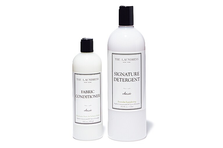 左から：THE LAUNDRESSの「ファブリックコンディショナーclassic」 475ml 2,800円、「シグネチャーデタージェントclassic」 1L 3,500円／THE LAUNDRESS