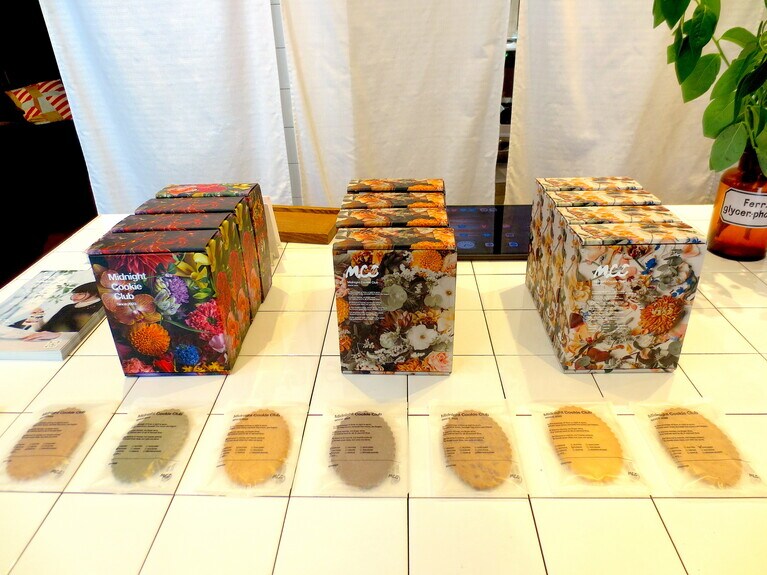 7種類のクッキーが入った花柄の箱3種類。各1,800円。