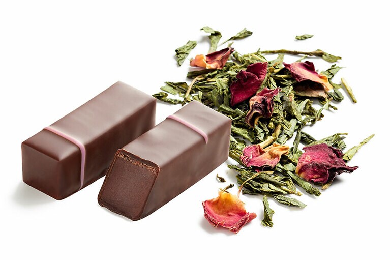 桜緑茶で風味付けしたダークガナッシュ「テ フルール ドゥ スリズィエ」。
