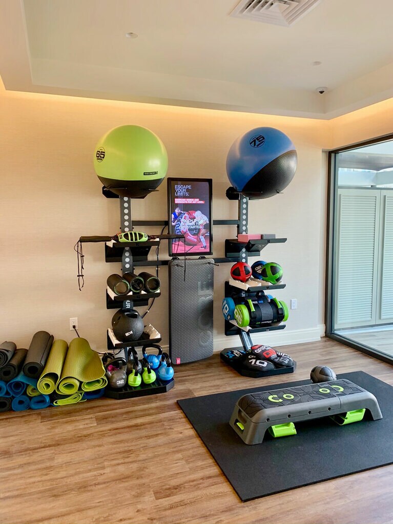 ココナッツウォーターなど⽔分補給できるヘルスステーションも完備。