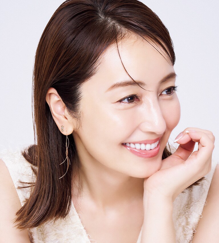 矢田亜希子さん。ジャンプスーツ 110,000円／アキコ オガワ　 ピアス 77,000円／ヴァンドーム青山（ヴァンドーム青山本店）