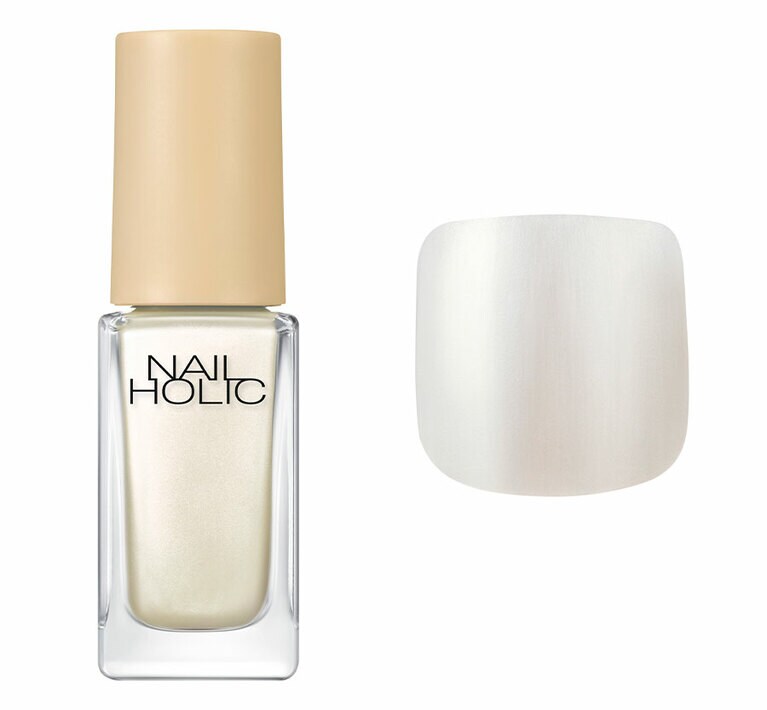 WT069 パールリング。ホントの真珠みたいなパールホワイト。淡い白ではなく強いツヤを放つ白なので、肌とのコントラストがステキ。