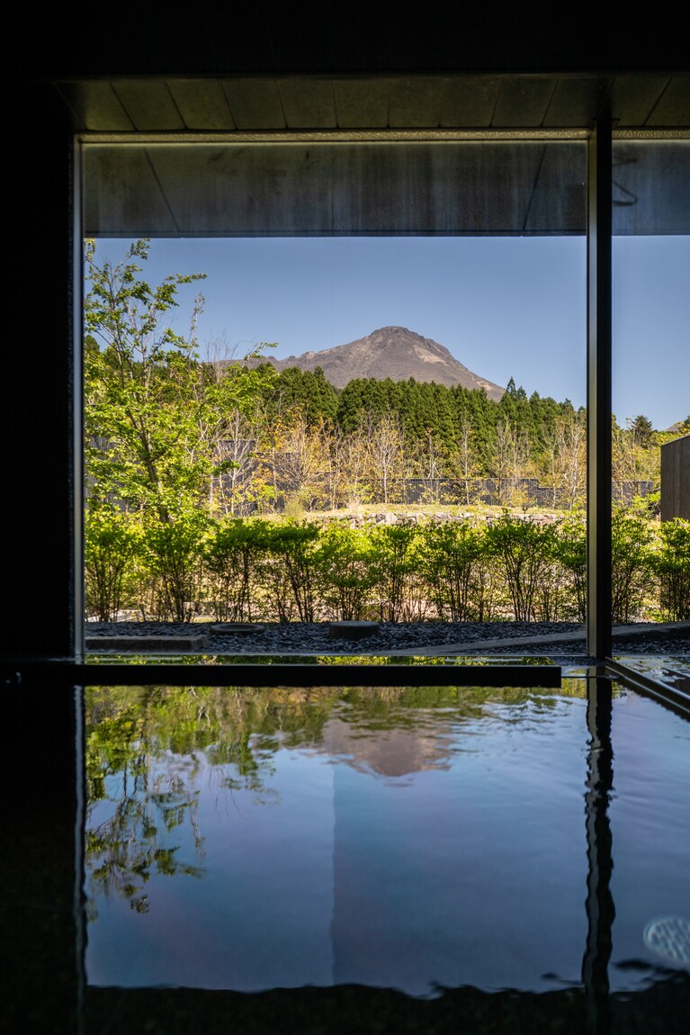 【界 由布院】由布岳の贅沢な眺めが素敵な温泉大浴場。