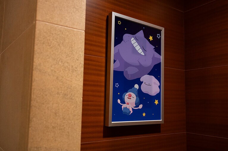 スイートに飾られたポケモンアート。