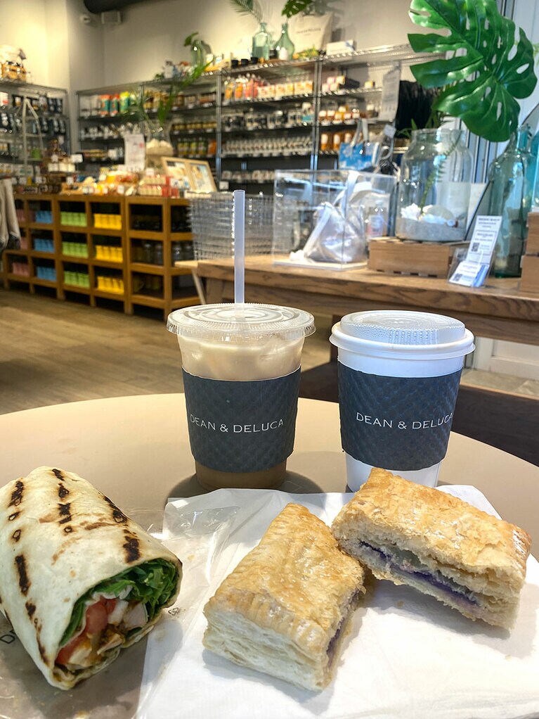 タロパイ（3.75ドル）と、チキンとフムスのブリトー（5.95ドル）。