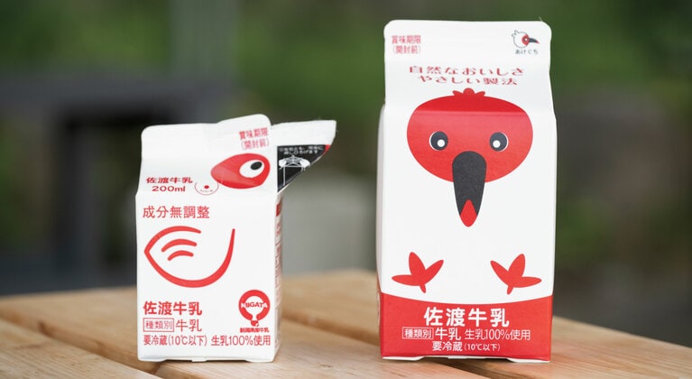さっぱりとした味わいの「佐渡牛乳」。「トキパック牛乳」のデザインは、注ぎ口がくちばしになる、かつてのデザイン（写真左）も継承している!?