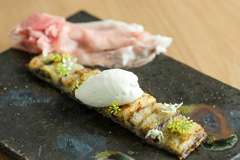 茄子のオーブン焼きに、リコッタのクリーム、多田さんの生ハムをふんわりと合わせて。