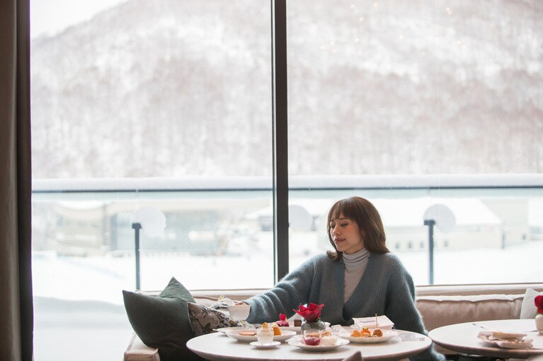 羊蹄山とゲレンデを望む「ザ・ラウンジ」でアフタヌーンティー。