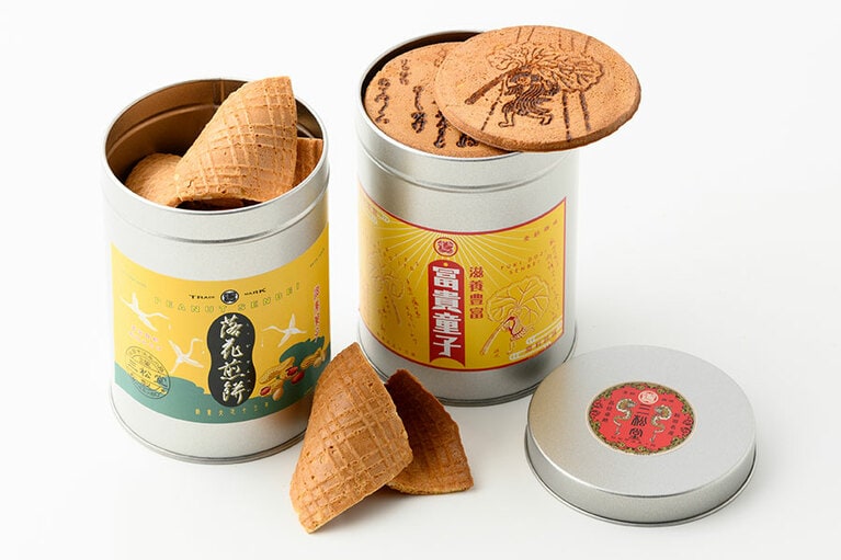 左から：落花煎餅 1,300円 (120g入り)、冨貴童子 1,600円 (20枚入り)。