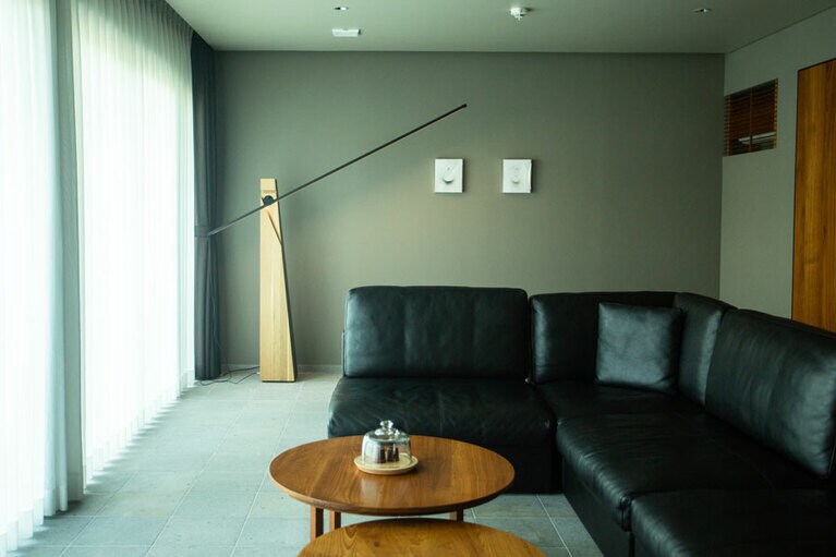 山荘わらび野［大分／由布院温泉］テーブルにはウェルカムスイーツが。