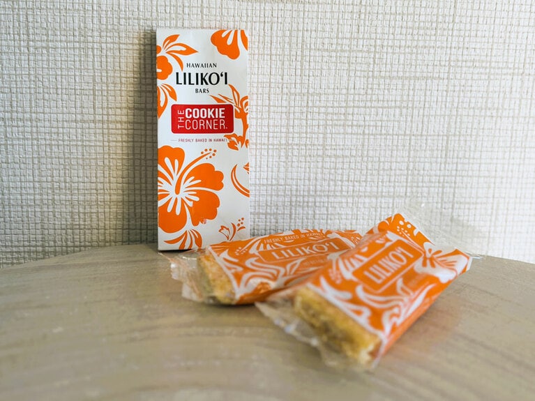 オレンジのハイビスカスが映えるパッケージ。