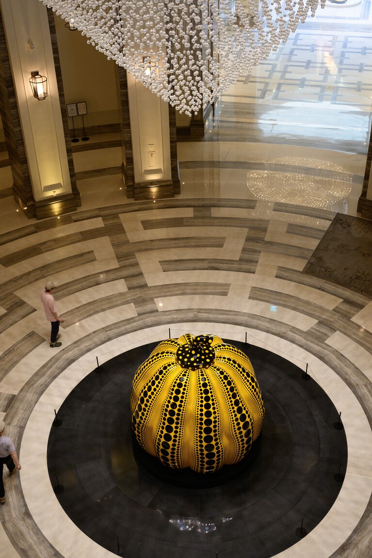 世界的に知られる草間彌生の名作「Great Gigantic Pumpkin」は、このホテルを象徴する“顔”のような存在。