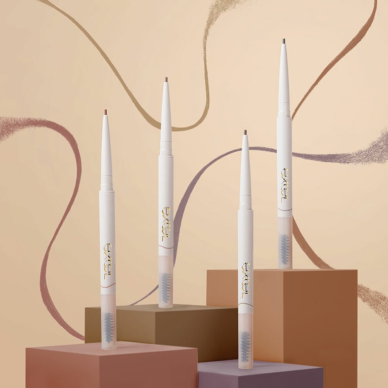1.5mmの極細芯で眉尻も繊細に描ける、アイブロウペンシル。硬すぎず色がきちんと発色するなめらかな描き心地。汗・皮脂・水に強いウォータープルーフ処方。保湿成分として、パンテノール、スクワランを配合。エクセル　カラーエディットスリムブロウ 全4色 各1,210円／常盤薬品工業