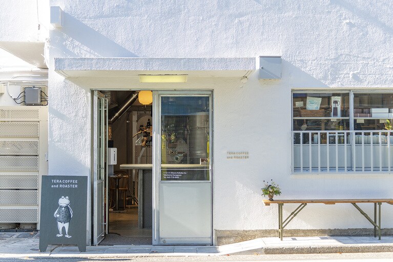横浜市内に3店舗を構える「TERA COFFEE and ROASTER」の妙蓮寺店。毎日お店で丁寧にローストするコーヒーは絶品で、店内に入ると、コーヒーの豊かな香りが広がる。写真提供：TERA COFFEE and ROASTER