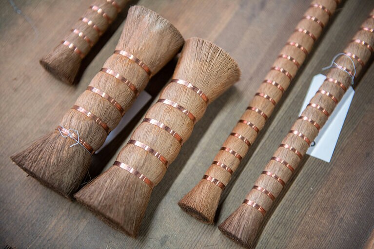 洗剤がなかった時代から、台所で活躍してきた棒状のたわし。