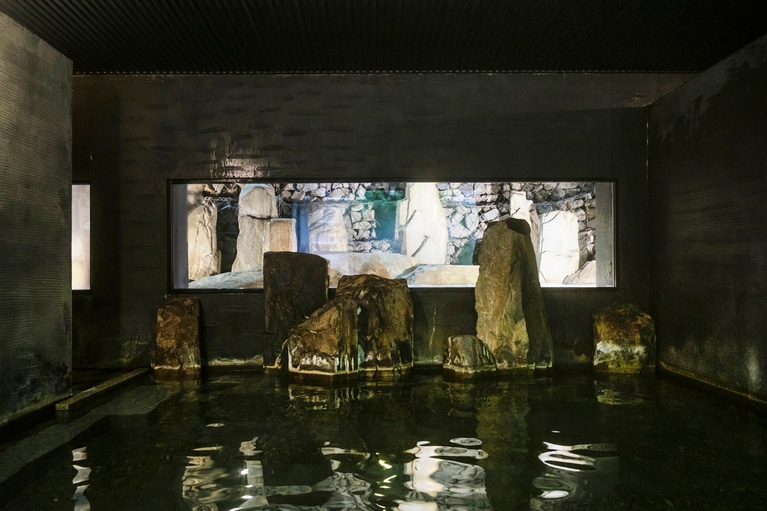 ぐっと光量をしぼった特別浴室「烏湯」。