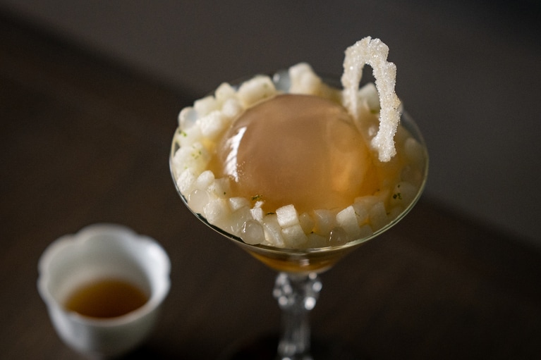 和梨のコンポートのゼリーがキラキラ。