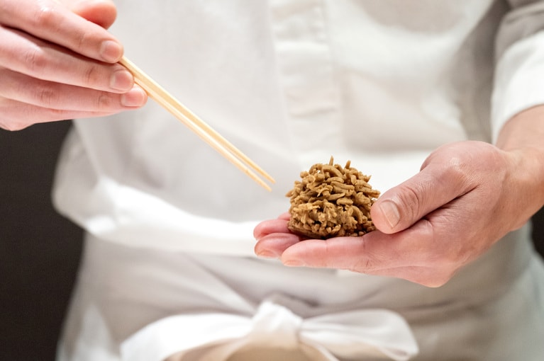 立体的にそぼろを付けていく様子はまさに職人技。