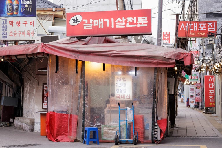 焼肉店が並ぶ益善洞にある。